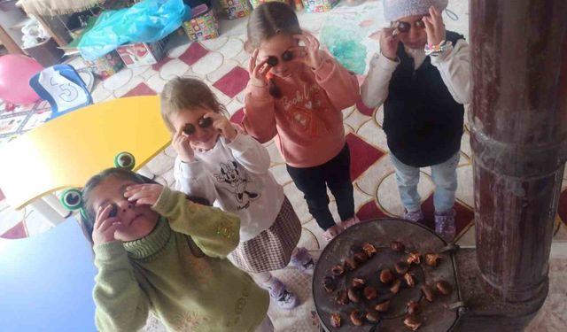Öğretmen, öğrencilerine kestane pişirip sürpriz yaptı