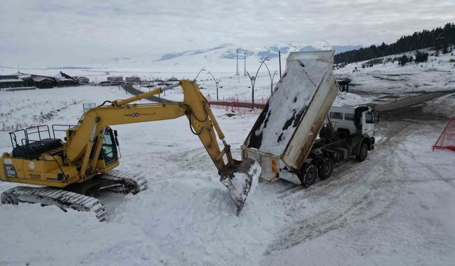 Sarıkamış'ta 'Kardan Heykeller' sergisi için kamyonlarla kar taşınıyor
