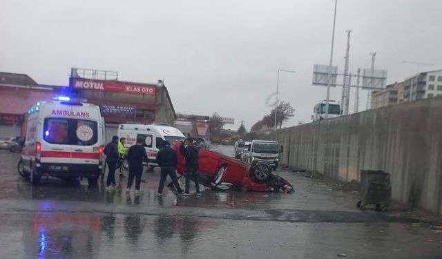 Tatvan'da kontrolden çıkan otomobil köprülü kavşaktan uçtu: 2 kişi yaralandı