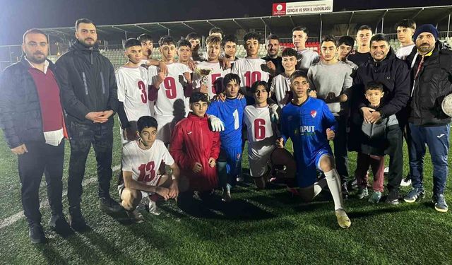 U16 Liginde Elazığspor şampiyonluk kupasını kaldırdı