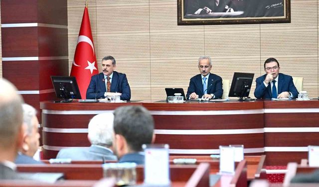 Ulaştırma ve Altyapı Bakanı Uraloğlu: 'Erzincan-Erzurum-Kars tren hattı etüt proje çalışmaları devam ediyor'