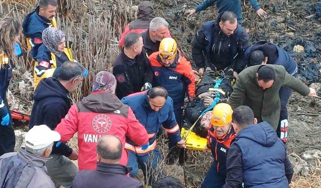 Van'da araç bataklığa uçtu: 5 kişi yaralandı
