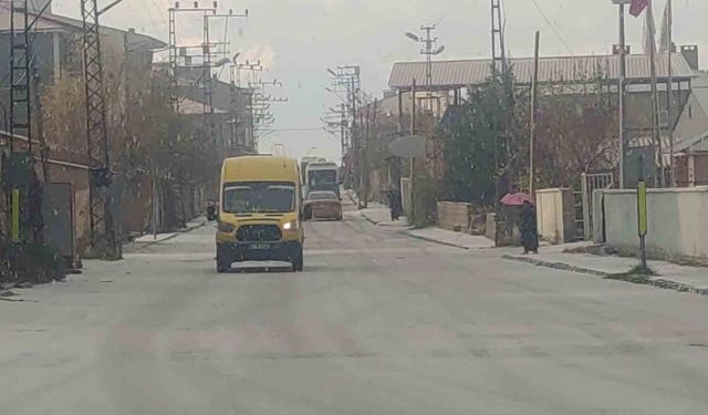 Van'da dolu yağışı şehri beyaz örtüyle kapladı