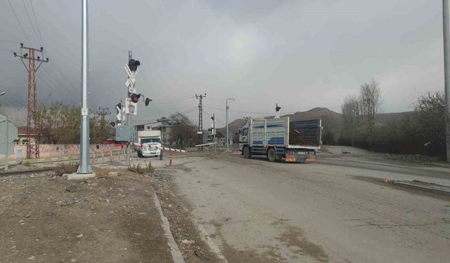 Van'da hemzemin geçitte ışık arızası trafiği felç etti
