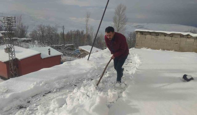 Van’ı beyaza bürüyen kar, yüksek kesimlerde çileye dönüştü