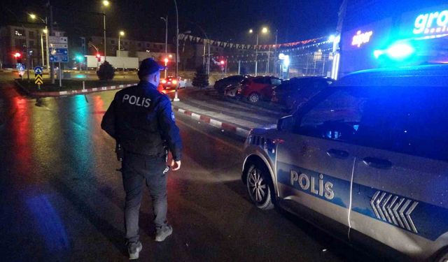 Vurduğu kişiyi aracına alıp yol kenarına bırakarak kaçtı