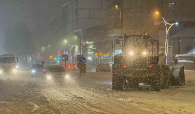 Yoğun kar Tatvan’ı vurdu: Köy yolları kapalı