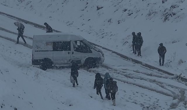 Yüksekova beyaza teslim oldu