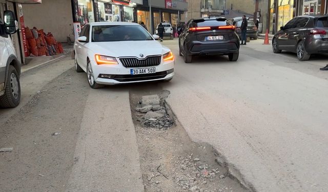 Yüksekova’da doğal gaz kazıları yolları felç etti