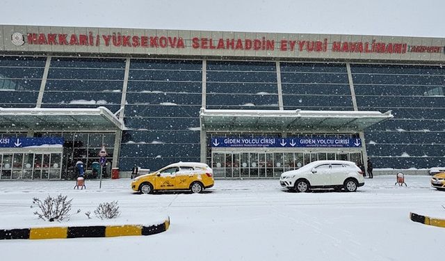 Yüksekova’da kar yağışı hava trafiğini aksattı