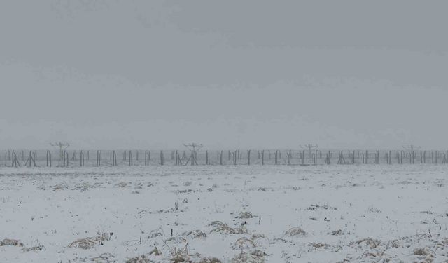 Yüksekova'da yoğun yağışlar uçak seferlerini engelledi