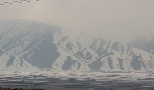 Yüksekova'nın etrafını çevreleyen dağlar beyaz gelinliğini giydi