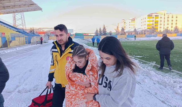 Zorlu hava şartlarına rağmen Ağrı Kadın Futbol Takımı fırtına gibi esti