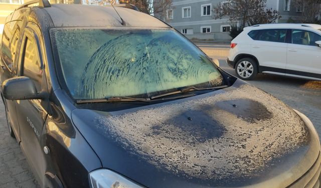 Ahlat’ta araç camları buz tuttu