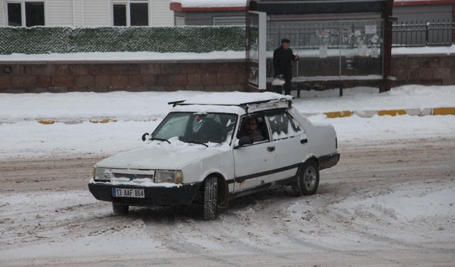Ahlat’ın yüksek kesimleri beyaza büründü