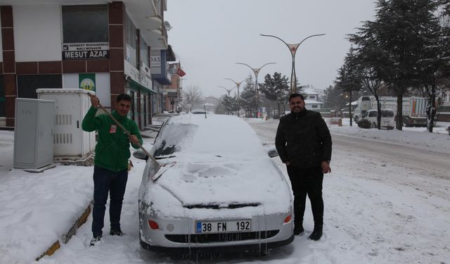 Ahlat'ta kar yağışı