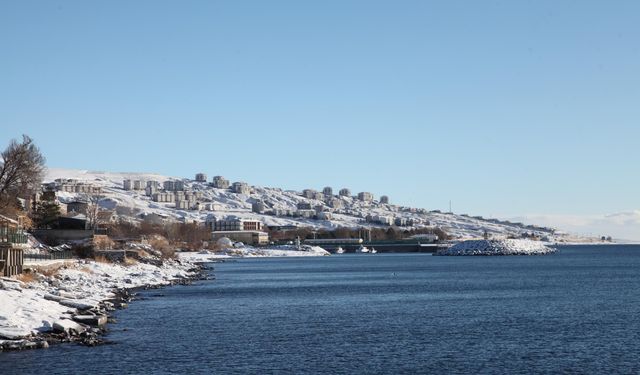 Ahlat sahilleri beyaza büründü