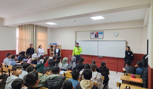 Ahlat’ta öğrencilere trafik güvenliği eğitimi verildi