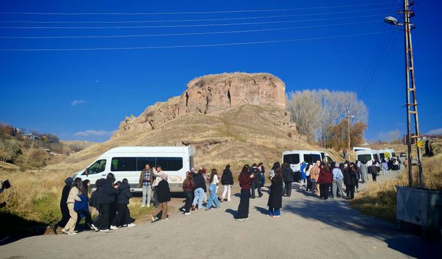 Ahlat ziyaretçilerini ağırlamaya devam ediyor