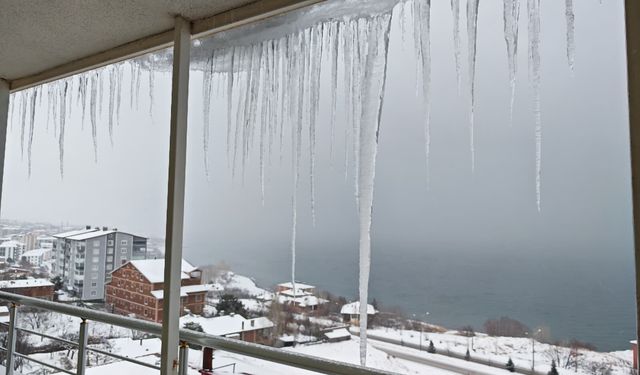 Ahlat’ta soğuk hava çatılarda buz sarkıtları oluşturdu