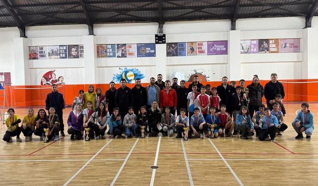 Bitlis’te okul sporları yıldız badminton turnuvası tamamlandı