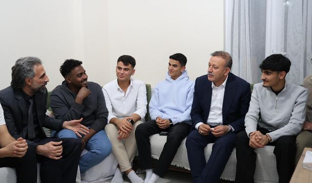 BEÜ Rektörü Elmastaş, uluslararası öğrencilerin evine konuk oldu