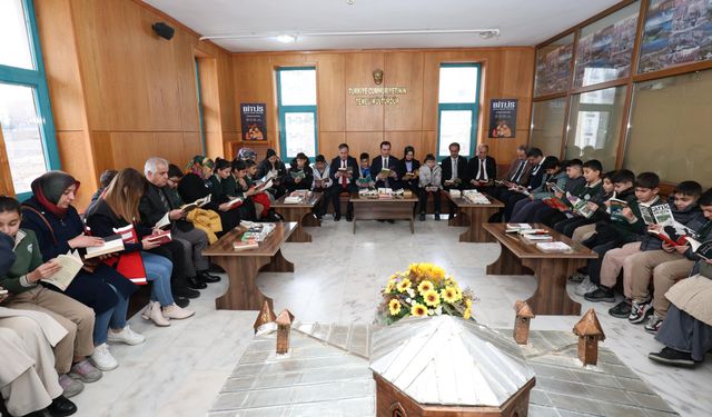 Bitlis Ailece Kitap Okuyor