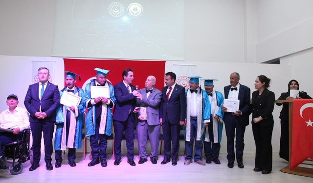 Bitlis Valisi Karakaya, engelli ve yaşlılarla “Beş Minare” türküsünü seslendirdi