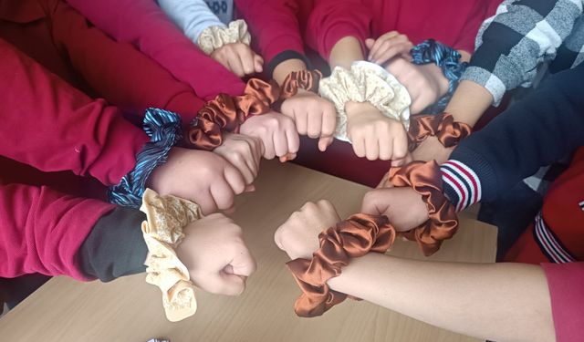 Adilcevaz’da Atık Kumaşlar Kız Öğrenciler İçin Saç Tokasına Dönüştü