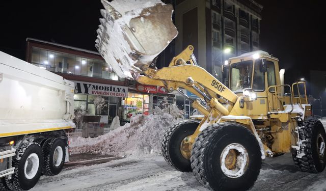 Güroymak’ta kar temizliği aralıksız sürüyor