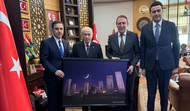 Özkan Olcay’ın anlamlı fotoğrafı MHP Lideri Bahçeli’ye hediye edildi