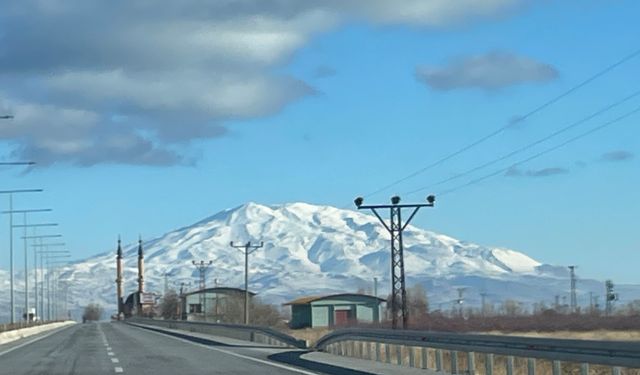 Adabağ Cami ve Süphan Dağı aynı karede