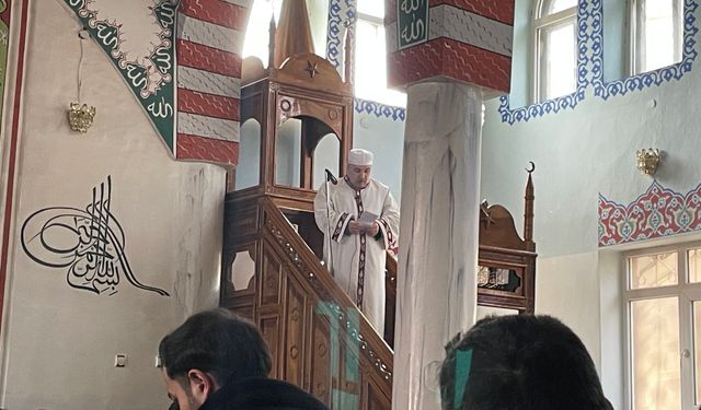 Tatvan’da 2025’in Son Cuma Namazında Yılbaşı Eğlencelerine Dikkat Çekildi