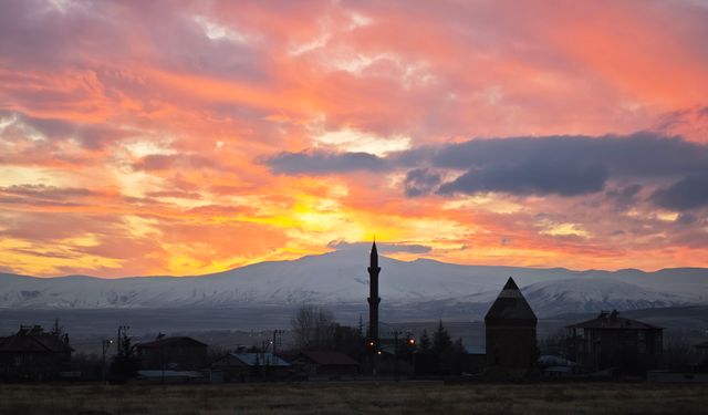 Ahlat’ta gün batımı kızıllığı görsel şölen sundu