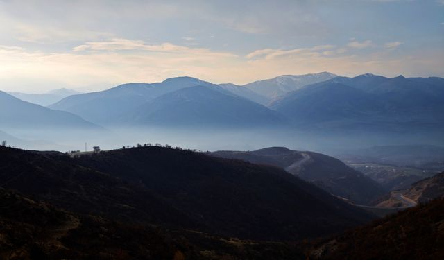 Mutki’de sisler arasında dağ silüetleri görsel şölen oluşturdu
