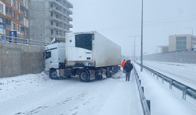 Tatvan’da Karşıyaka Kavşağı’nda tır kazası: Yol trafiğe kapandı