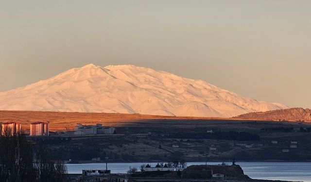 Beyaza bürünen Süphan Dağı Tatvan’dan görüntülendi!