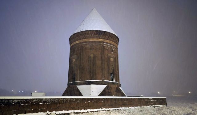 Ahlat’ta gece yağan kar tarihi eserleri beyaza bürüdü