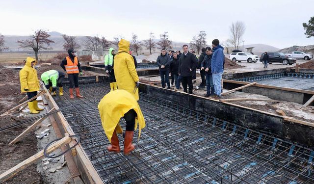 Vali Karakaya, asfalt üretim tesisi inşaatında incelemede bulundu