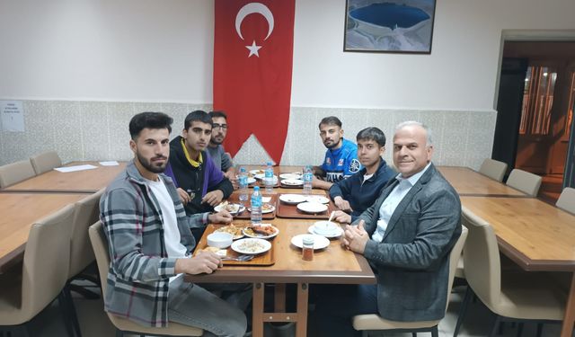 KYK müdürü Beşkardeş, öğrencilerle akşam yemeğinde bir araya geldi