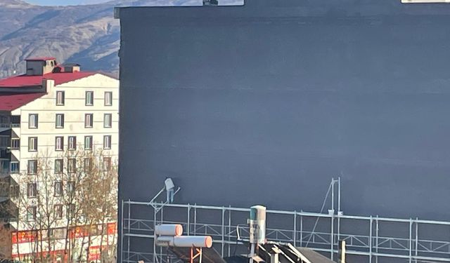 Tatvan’da inşaat işçisinin tehlikeli hareketleri yürekleri ağza getirdi