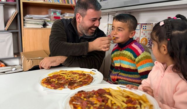 Güroymak’taki Köy Okullarında Öğrencilere Pizza Sürprizi