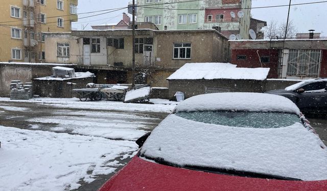 Tatvan’da Kar Yağışı Etkisini Sürdürdü