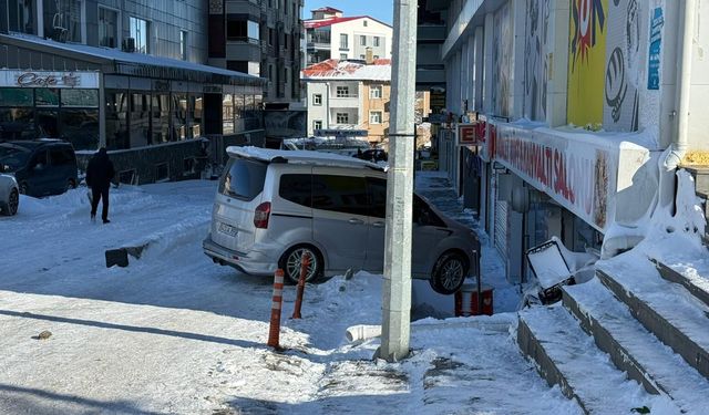 Tatvan’da Buzlanma Kazaya Davetiye Çıkardı: Araç Yayaların Üzerine Savruldu
