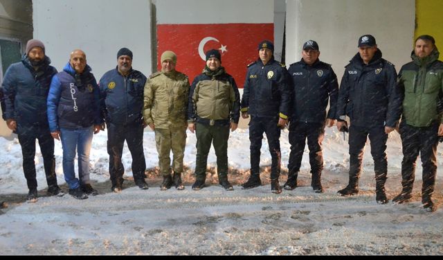 Tatvan Kaymakamı Demirer yılbaşı mesaisine kalan personelleri ziyaret etti