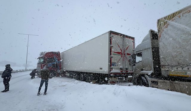 Bitlis’te iki tır çarpıştı: Yol trafiğe kapandı