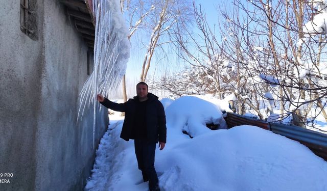 Güroymak’ta çatılarda biriken buzlar insan boyunu aştı