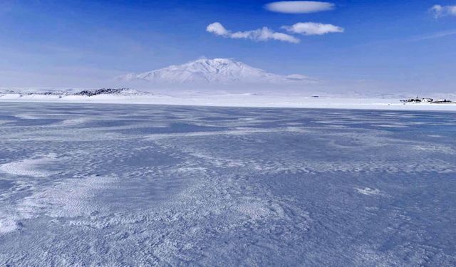 Şiddetli soğuklar Arin Gölü'nü kısmen dondurdu