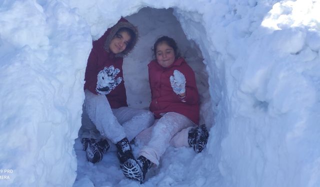Güroymak’ta çocuklardan kardan ev