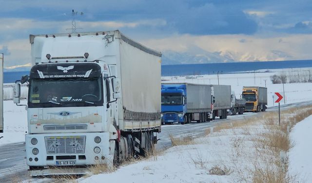 Adilcevaz’da kar ve buzlanma nedeniyle araçlar yolda kaldı